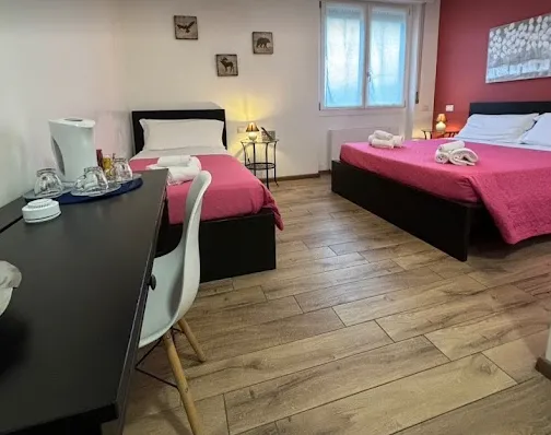 La camera fucsia, con due letti
