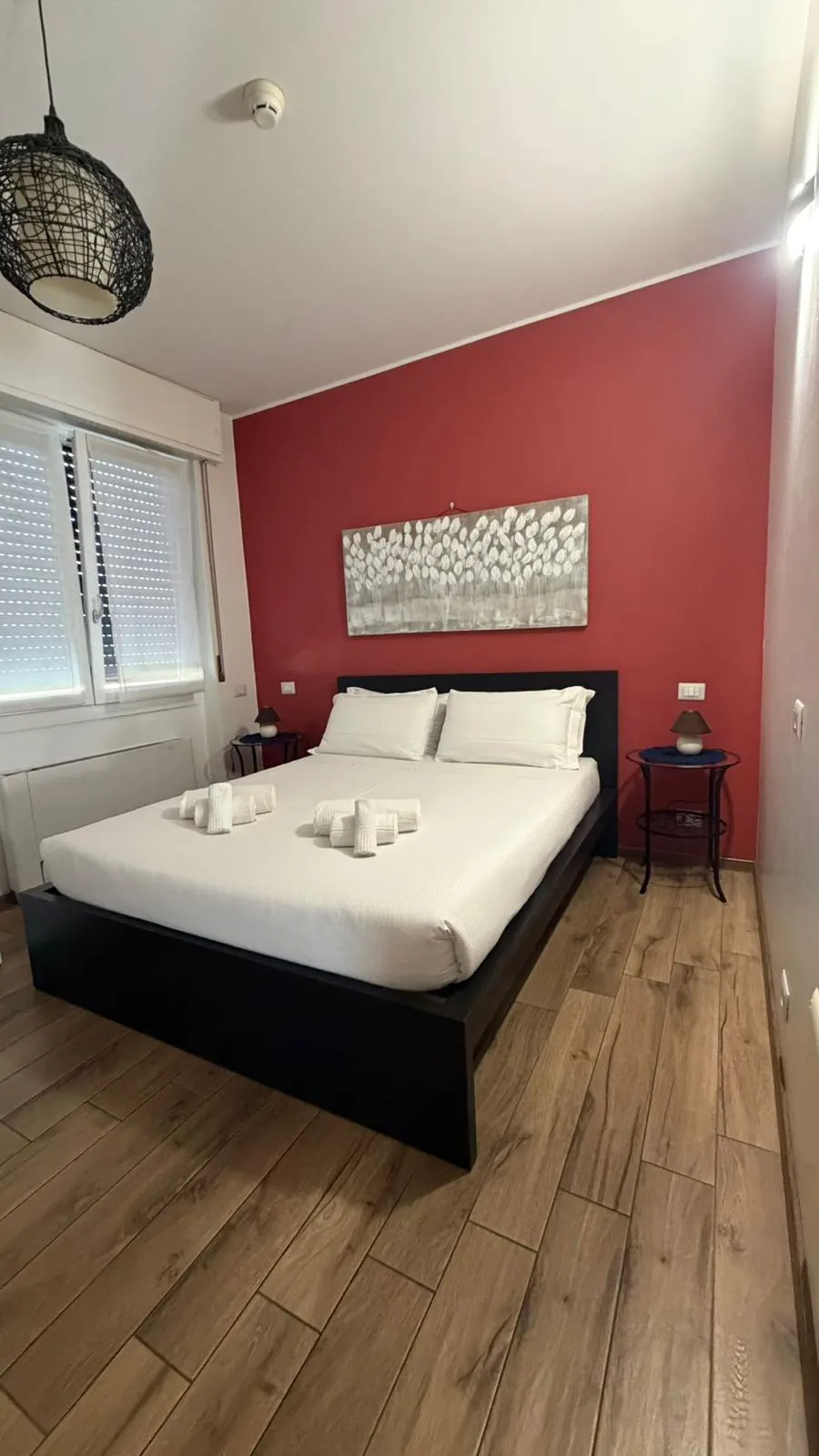 La camera rossa: letto matrimoniale e parete rossa