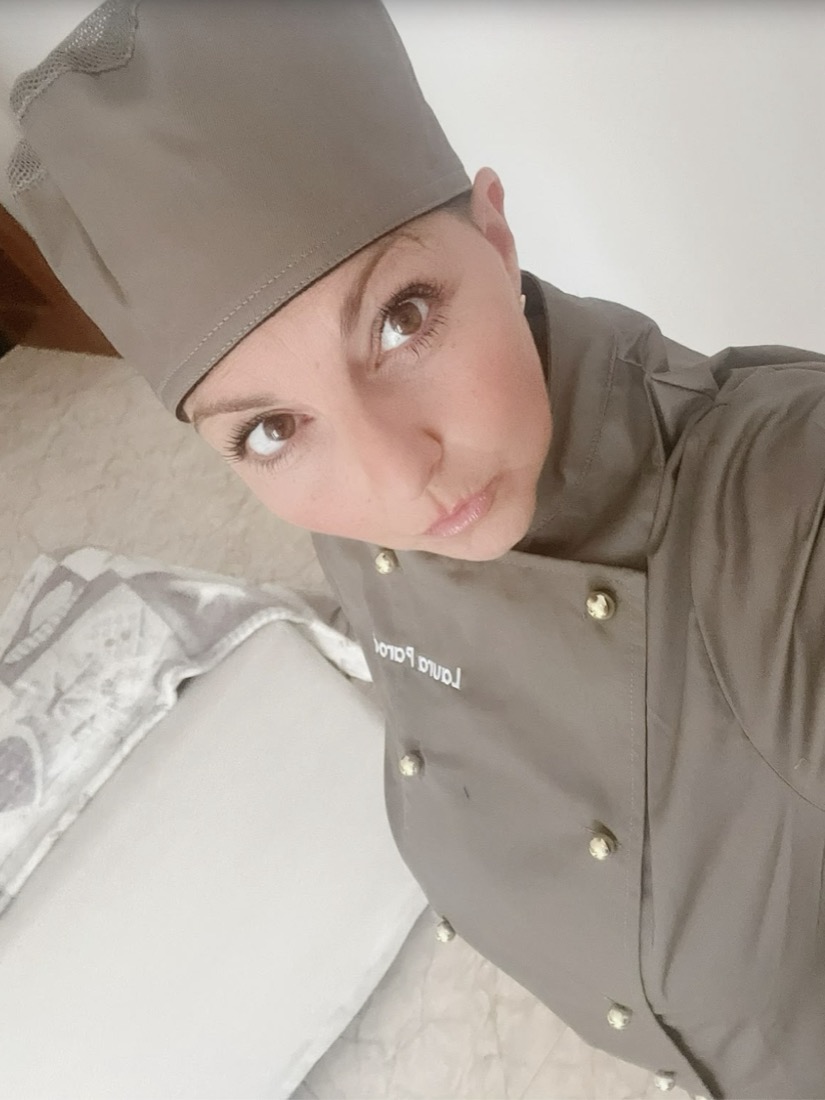 La chef Laura Parodi con la divisa da cucina